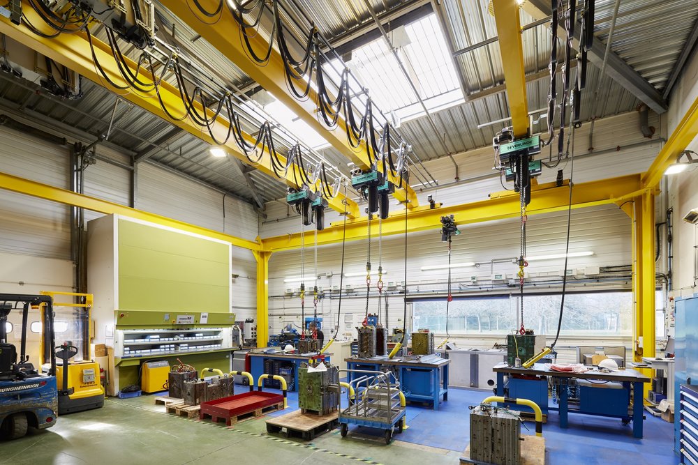 Three suspended cranes and six VERLINDE hoists in the injection mould maintenance workshop at PARKER HANNIFIN